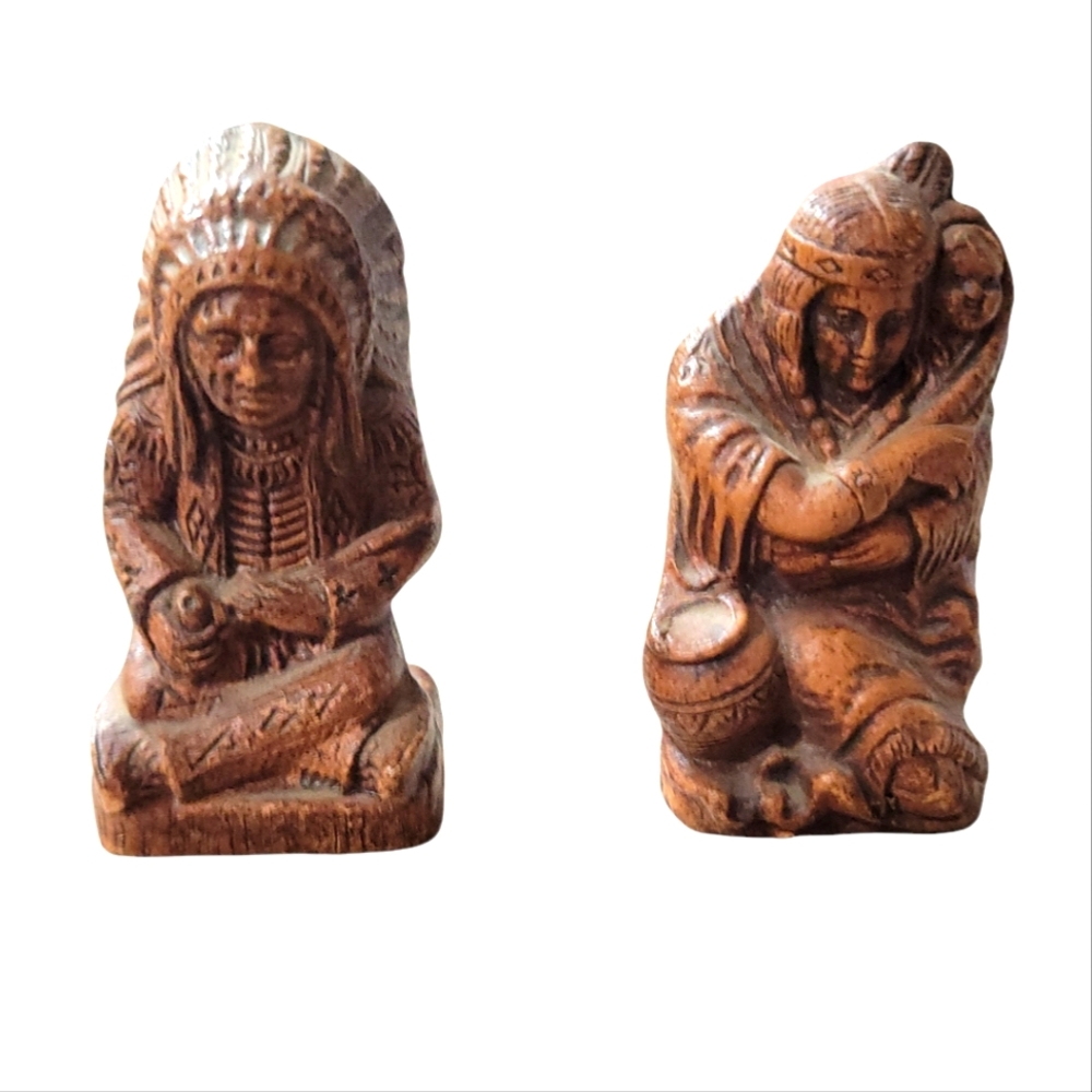 Vintage wooden-like native salt & pepper shaker set